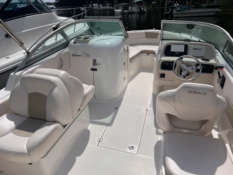 Slide: The Image of Robalo R227 2017 - 15