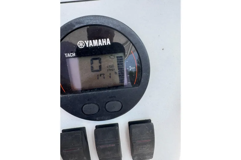 Slide: The Image of Yamaha tachometer on 2006 Pro-Line 24 Walkaround boat dashboard, showing 171 hours. - 8