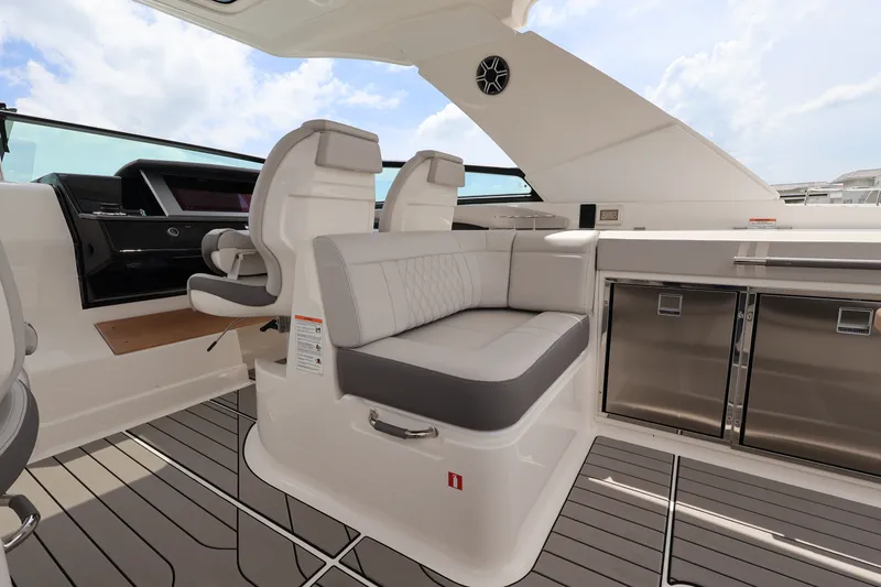 Slide: The Image of Sea Ray SLX 400 Outboard 2026 - 31