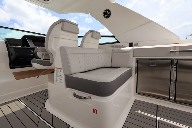 Slide: The Image of Sea Ray SLX 400 Outboard 2026 - 32