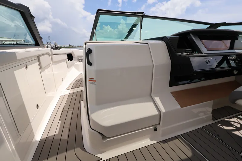 Slide: The Image of Sea Ray SLX 400 Outboard 2026 - 45