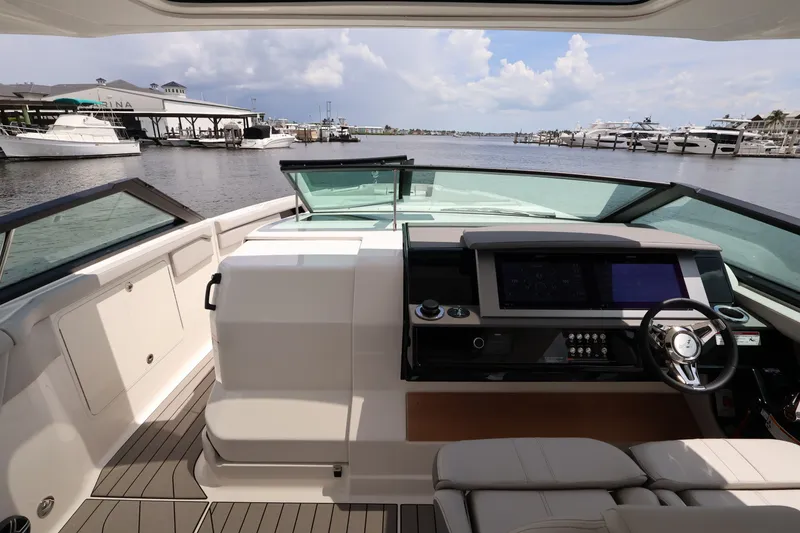 Slide: The Image of Sea Ray SLX 400 Outboard 2026 - 44