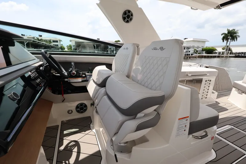 Slide: The Image of Sea Ray SLX 400 Outboard 2026 - 40