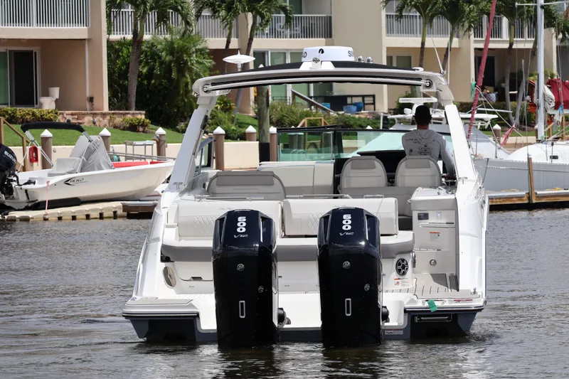 Slide: The Image of Sea Ray SLX 400 Outboard 2026 - 14