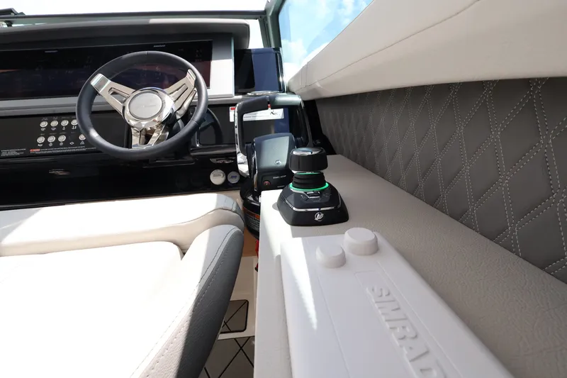 Slide: The Image of Sea Ray SLX 400 Outboard 2026 - 42