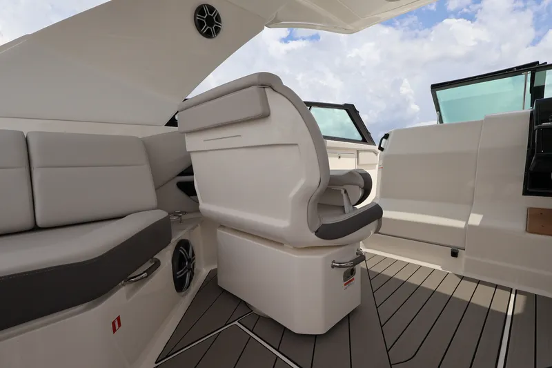 Slide: The Image of Sea Ray SLX 400 Outboard 2026 - 35