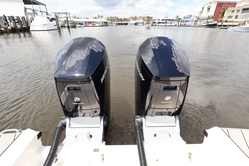 Slide: The Image of Sea Ray SLX 400 Outboard 2026 - 23