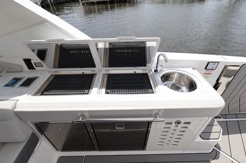 Slide: The Image of Sea Ray SLX 400 Outboard 2026 - 29