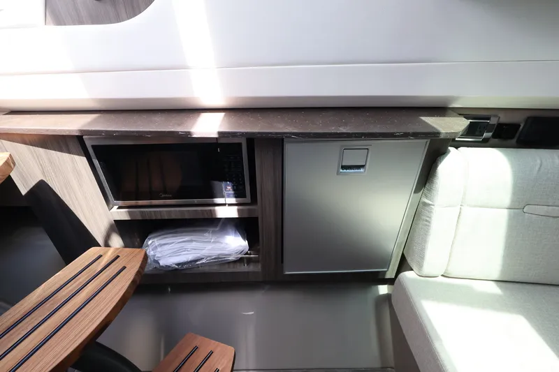 Slide: The Image of Sea Ray SLX 400 Outboard 2026 - 48