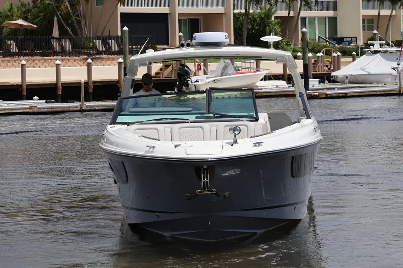 Slide: The Image of Sea Ray SLX 400 Outboard 2026 - 22