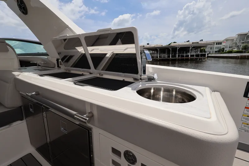 Slide: The Image of Sea Ray SLX 400 Outboard 2026 - 30