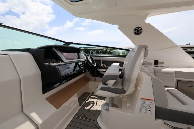 Slide: The Image of Sea Ray SLX 400 Outboard 2026 - 39