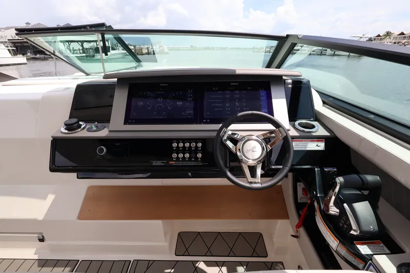 Slide: The Image of Sea Ray SLX 400 Outboard 2026 - 41