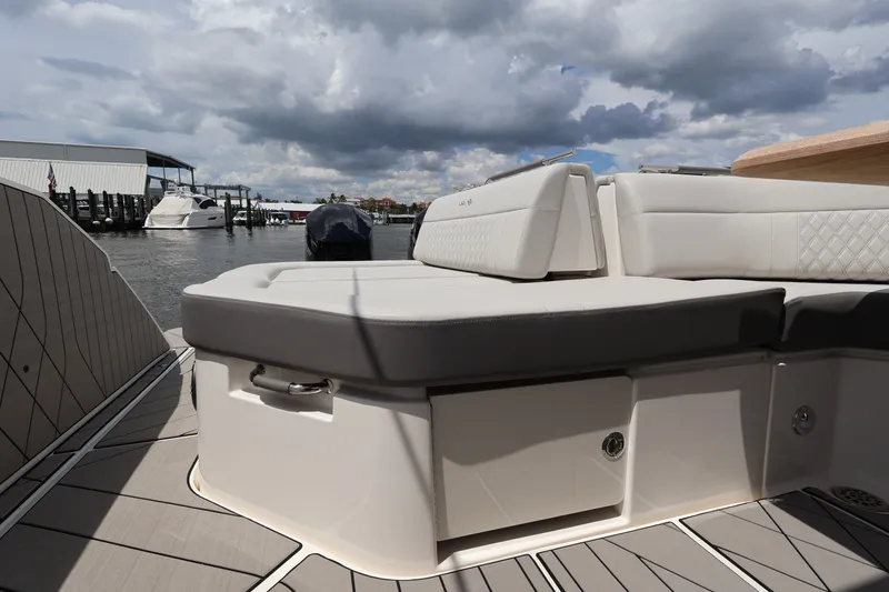 Slide: The Image of Sea Ray SLX 400 Outboard 2026 - 26