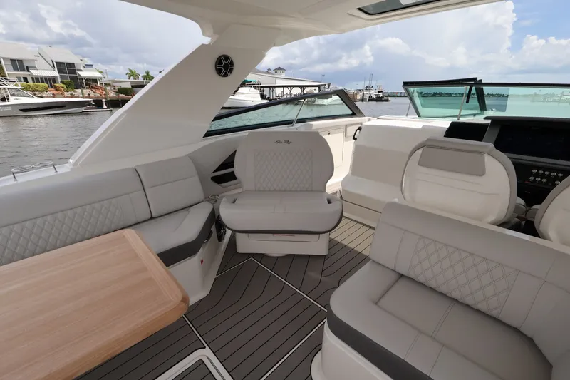 Slide: The Image of Sea Ray SLX 400 Outboard 2026 - 37