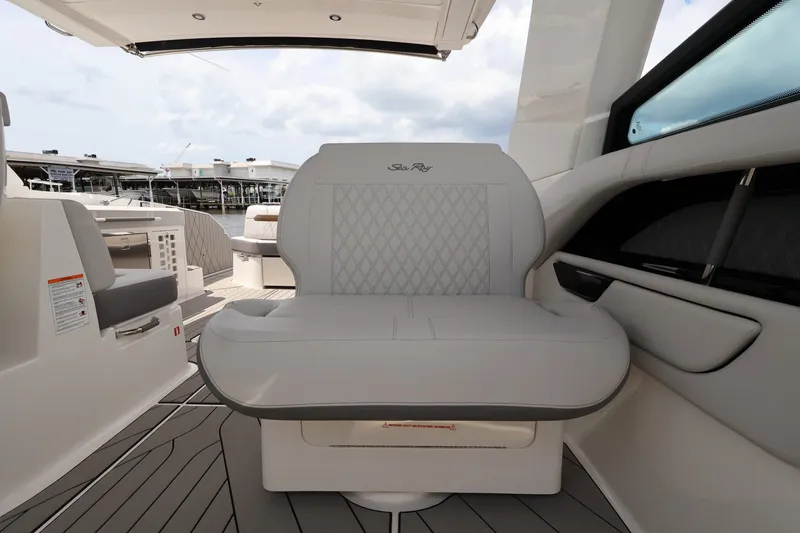 Slide: The Image of Sea Ray SLX 400 Outboard 2026 - 38