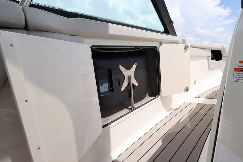 Slide: The Image of Sea Ray SLX 400 Outboard 2026 - 56