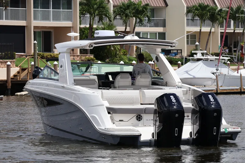 Slide: The Image of Sea Ray SLX 400 Outboard 2026 - 18