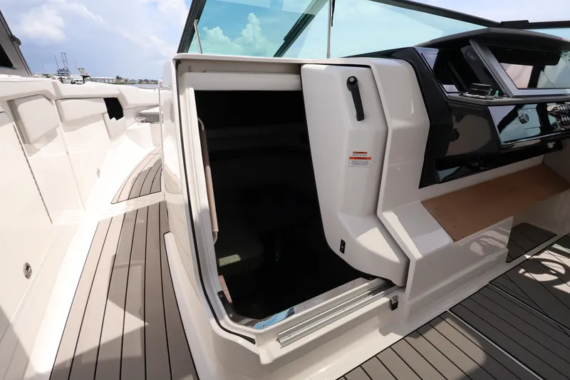 Slide: The Image of Sea Ray SLX 400 Outboard 2026 - 46