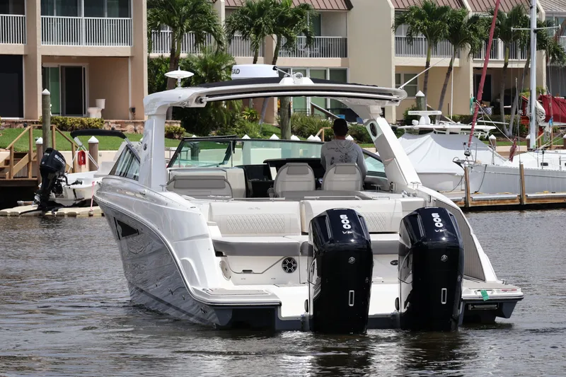 Slide: The Image of Sea Ray SLX 400 Outboard 2026 - 17