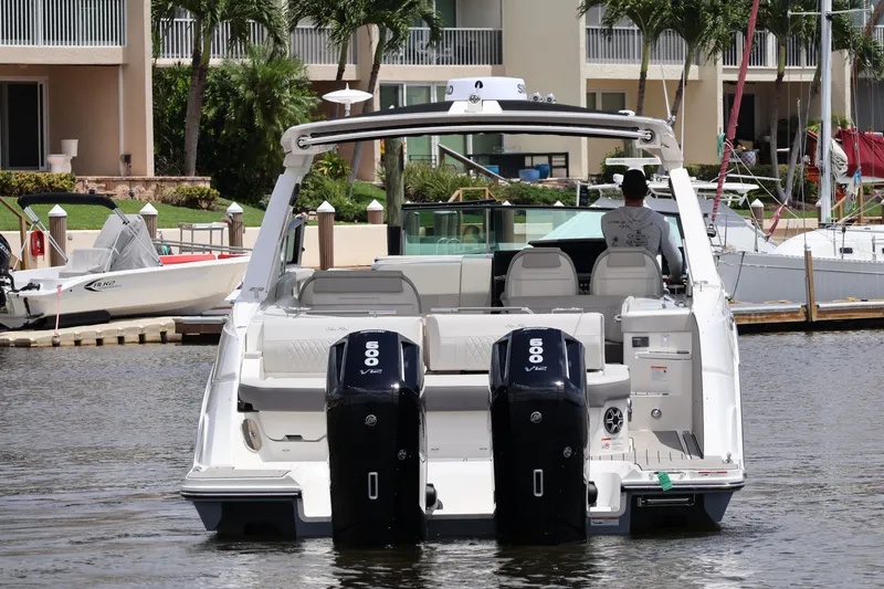 Slide: The Image of Sea Ray SLX 400 Outboard 2026 - 15