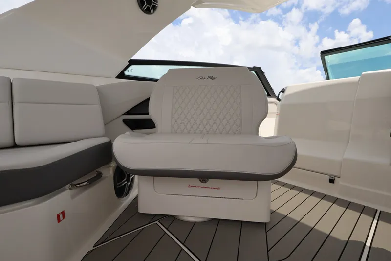 Slide: The Image of Sea Ray SLX 400 Outboard 2026 - 36