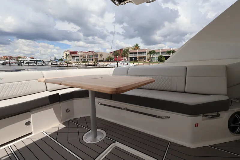Slide: The Image of Sea Ray SLX 400 Outboard 2026 - 33