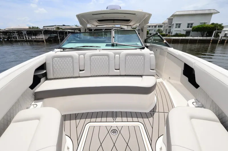 Slide: The Image of Sea Ray SLX 400 Outboard 2026 - 60