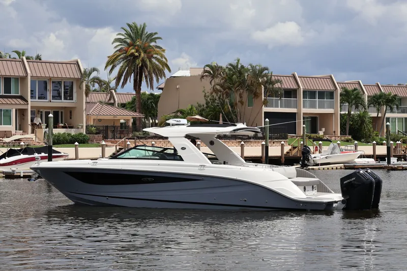 Slide: The Image of Sea Ray SLX 400 Outboard 2026 - 21