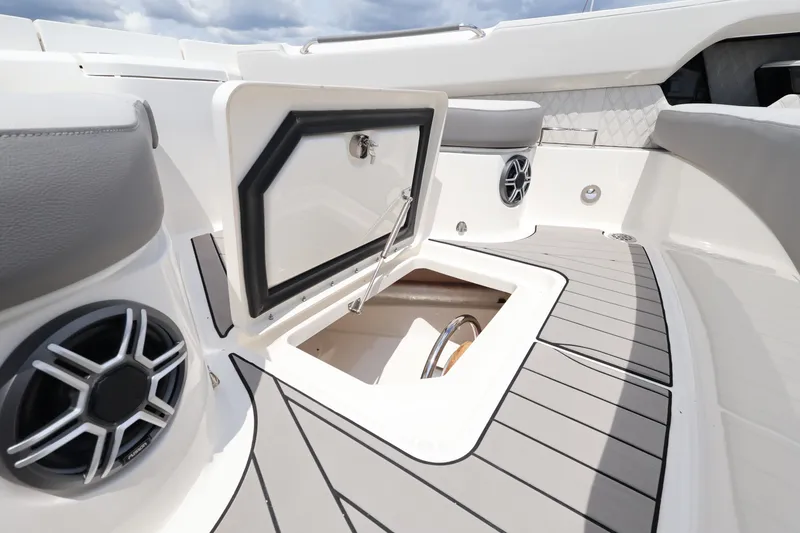 Slide: The Image of Sea Ray SLX 400 Outboard 2026 - 61