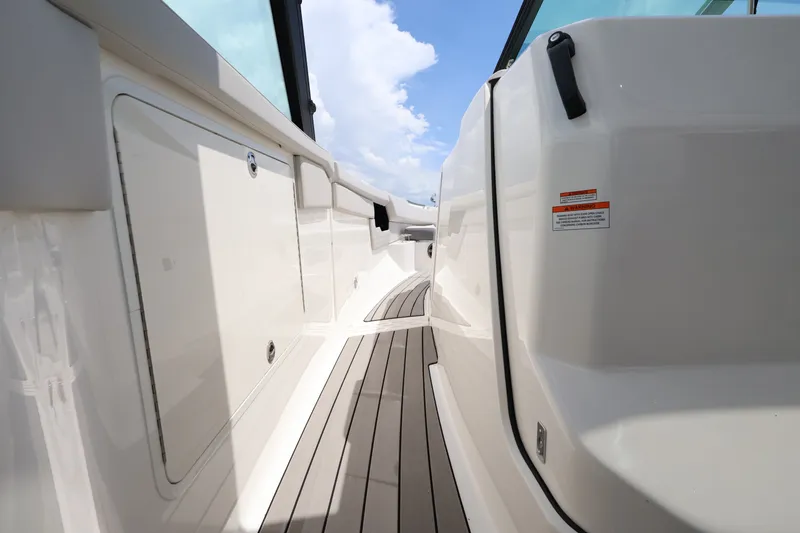Slide: The Image of Sea Ray SLX 400 Outboard 2026 - 57