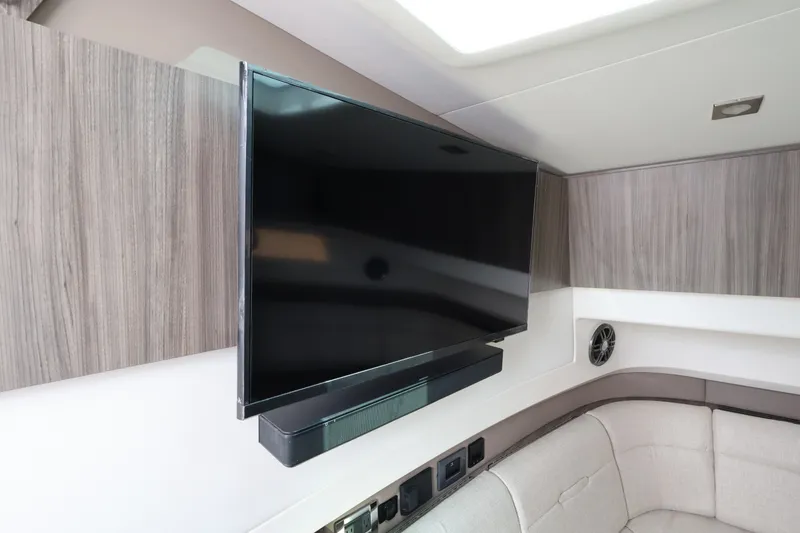 Slide: The Image of Sea Ray SLX 400 Outboard 2026 - 51
