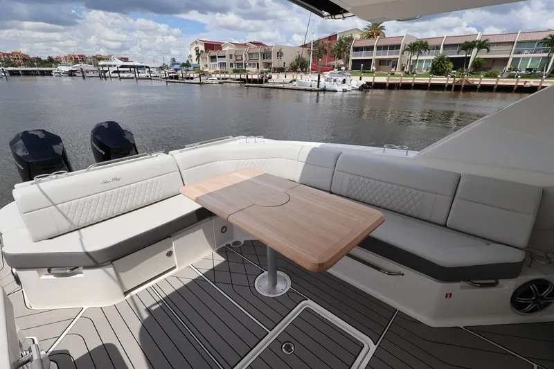 Slide: The Image of Sea Ray SLX 400 Outboard 2026 - 34
