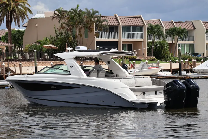 Slide: The Image of Sea Ray SLX 400 Outboard 2026 - 19