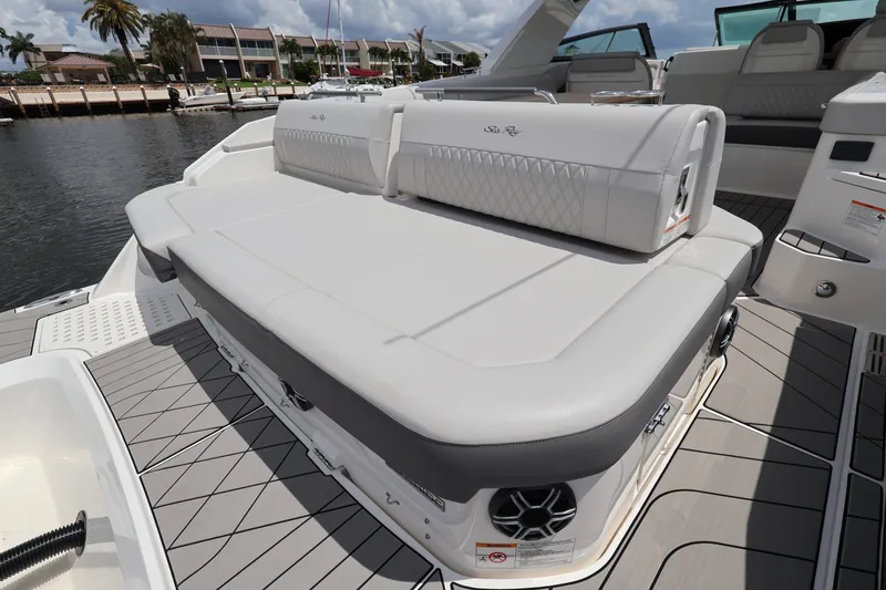 Slide: The Image of Sea Ray SLX 400 Outboard 2026 - 25