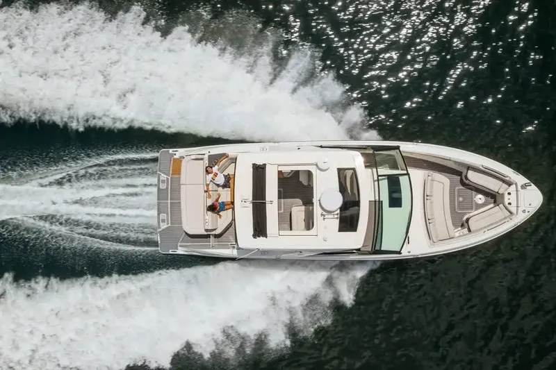 Slide: The Image of Overhead view of 2018 Sea Ray SLX 400 cruising on water, creating dynamic wake. - 5
