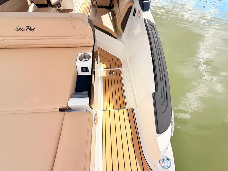 Slide: The Image of Sea Ray SLX 260 Outboard 2027 - 27