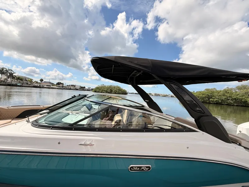 Slide: The Image of Sea Ray SLX 260 Outboard 2027 - 19
