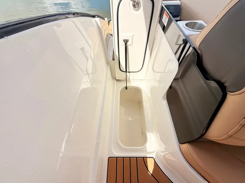 Slide: The Image of Sea Ray SLX 260 Outboard 2027 - 31