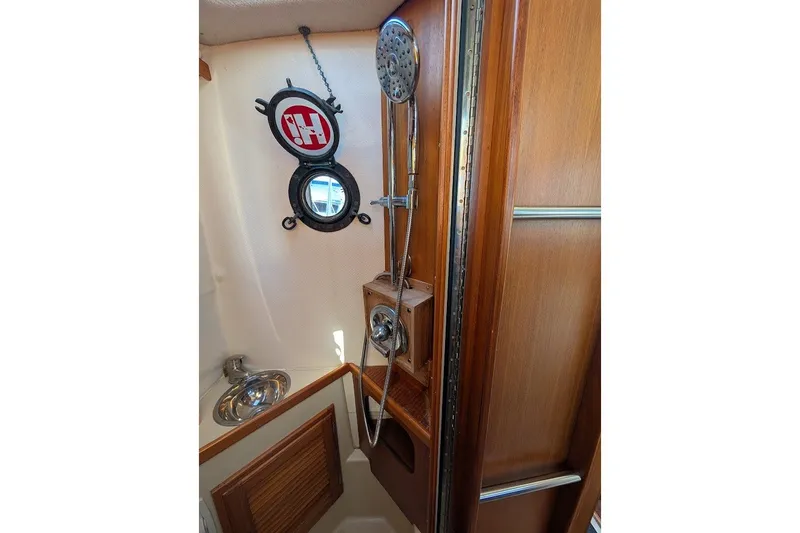 Slide: The Image of 2008 Ranger 2510 Bay Ranger boat interior with shower and porthole. - 38