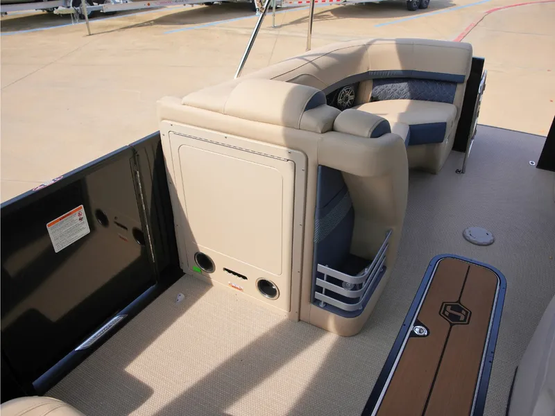 Slide: The Image of Harris Grand Mariner 230 2027 - 17