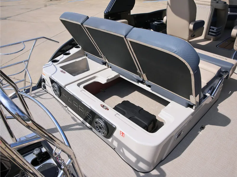 Slide: The Image of Harris Grand Mariner 230 2027 - 39