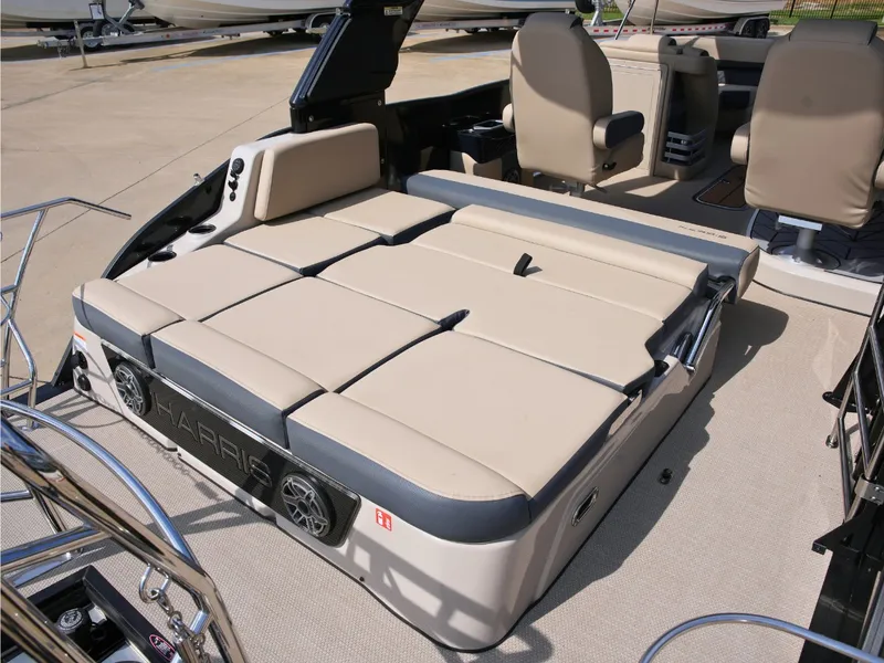 Slide: The Image of Harris Grand Mariner 230 2027 - 36