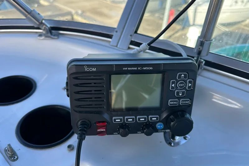 Slide: The Image of VHF marine radio on 2000 Bayliner 4087 Aft Cabin Motoryacht dashboard. - 17
