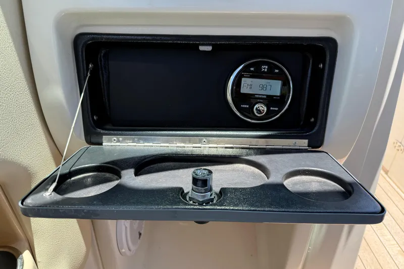 Slide: The Image of 2005 Chris-Craft Launch 28 boat stereo system with cup holders and FM radio display. - 18