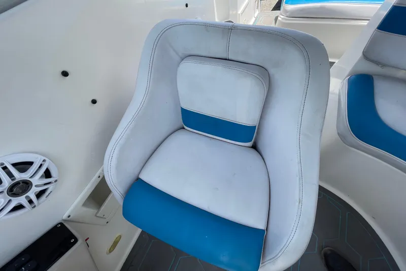 Slide: The Image of White and blue seat on a 2000 Rinker 280 Express Cruiser boat. - 39