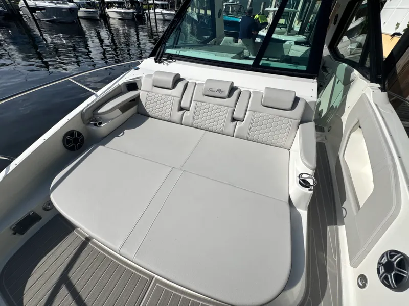 Slide: The Image of Sea Ray Sundancer 320 Outboard 2027 - 25