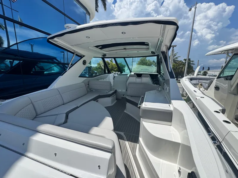 Slide: The Image of Sea Ray Sundancer 320 Outboard 2027 - 5