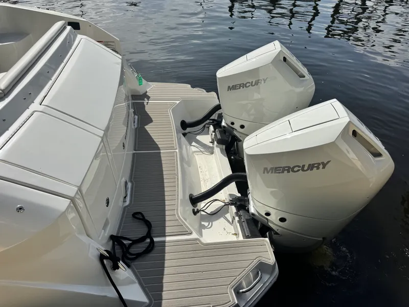 Slide: The Image of Sea Ray Sundancer 320 Outboard 2027 - 8