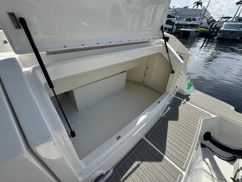 Slide: The Image of Sea Ray Sundancer 320 Outboard 2027 - 10